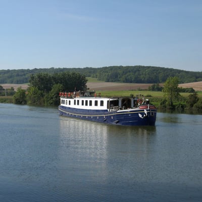 Kir Royale barge sailing