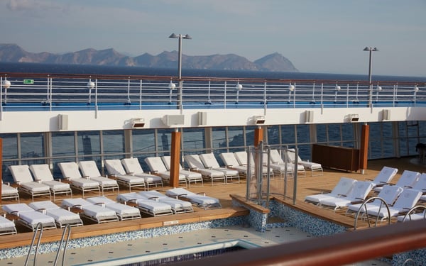 Regent Seven Seas Voyager - Pool deck