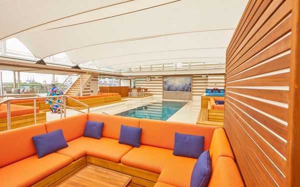 HANSEATIC nature - Pool deck