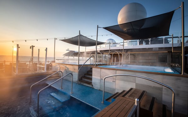 Hurtigruten - MS Roald Amundsen - hot tubs
