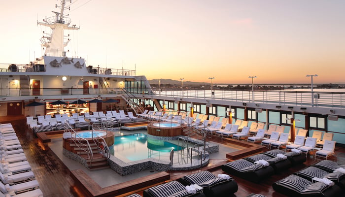 Oceania Insignia - Pool deck