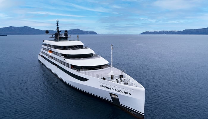 Emerald Azzurra yacht at sea