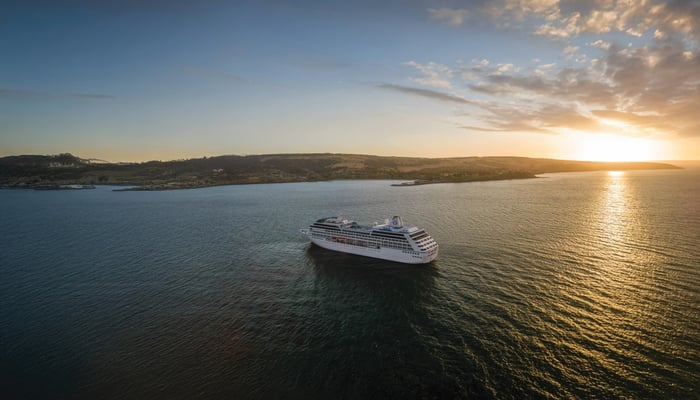 Oceania Cruises Aurelia at sea