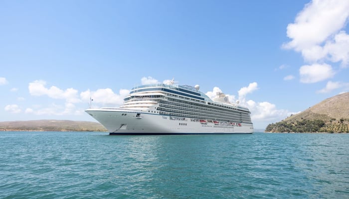 Oceania Vista at sea