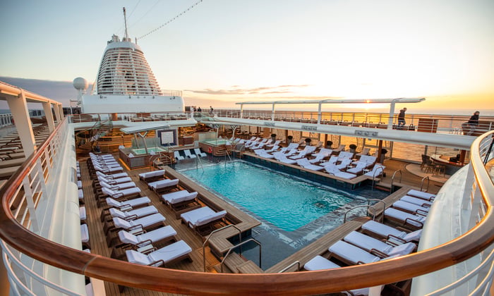 Regent Seven Seas Splendor - Pool deck