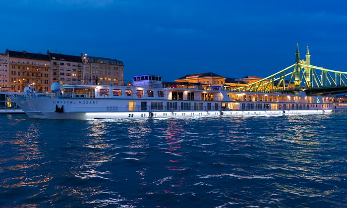 Crystal Mozart by night