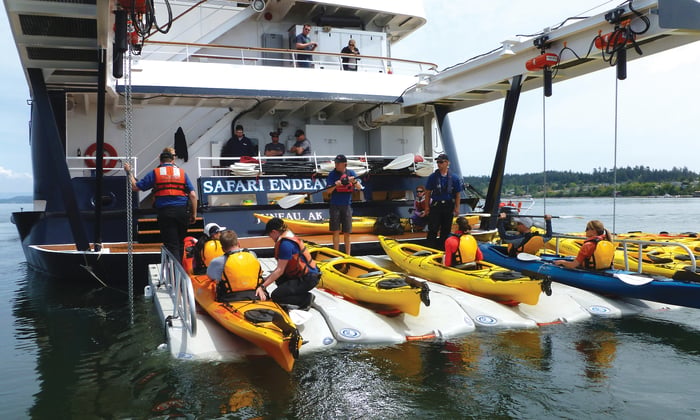 Safari Endeavour - Kayak loading