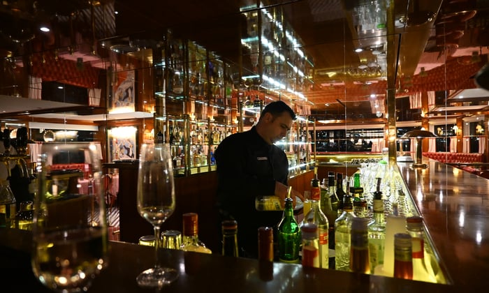 uniworld-bar