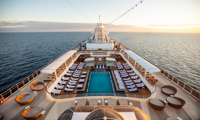 Regent Seven Seas Splendor - Pool deck