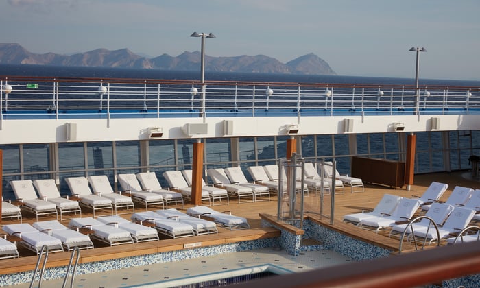 Regent Seven Seas Voyager - Pool deck