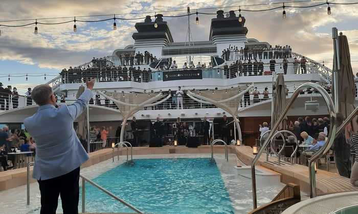 Seabourn Ovation - Party on the pool deck