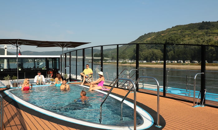 AmaPrima swim-up bar