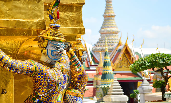 Golden Bridge Wat Pra Keaw in Bangkok, Thailand