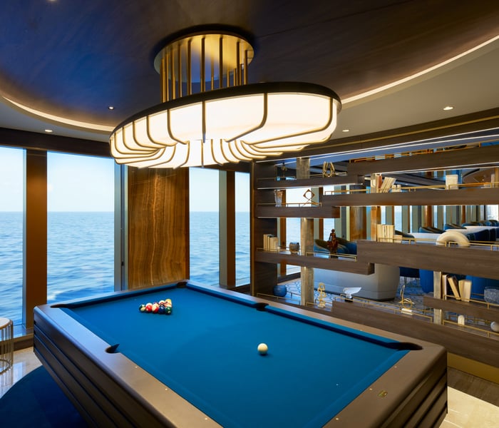 Astern lounge