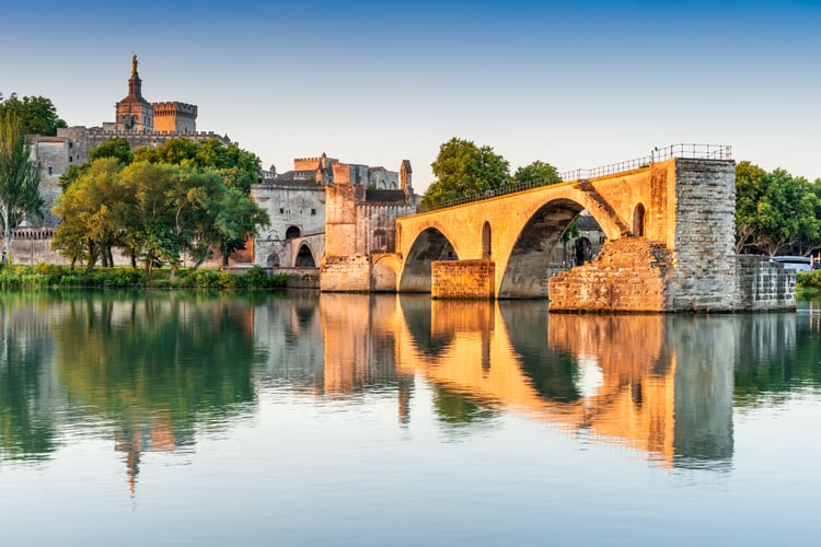  Avignon_Bridge_with_Popes_Palace_and_Rhone_River